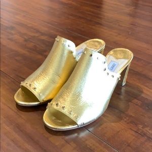JIMMY CHOO GOLD LEATHER MULES.